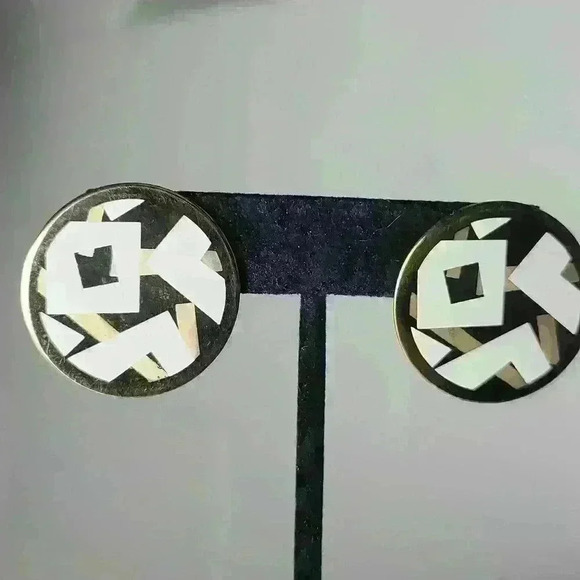 Vintage Avon 1980s earrings Gold-toned with white - Picture 6 of 12